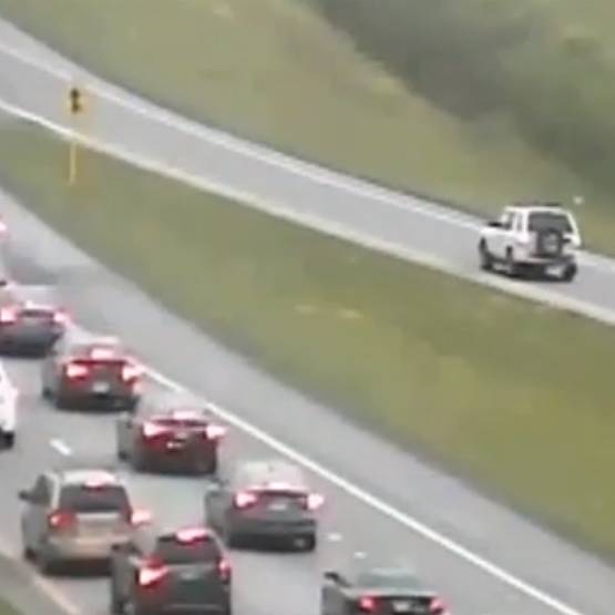 बिजी हाईवे पर कई KM तक रिवर्स में कार चलाता रहा ये ड्राइवर, देखें...