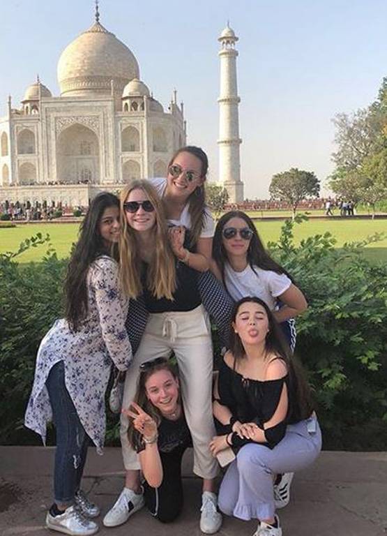 वायरल हुआ सुहाना का स्टाइलिश लुक, लंदन में मां संग की पार्टी