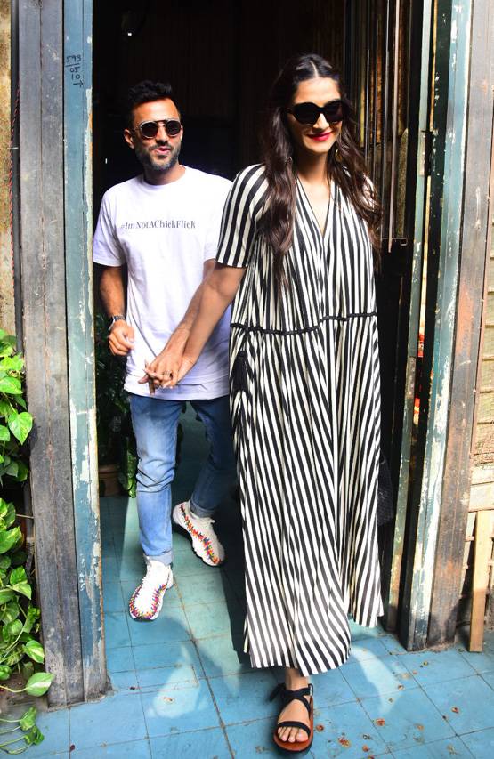 PHOTOS: पति संग कैफे पहुंचीं सोनम, मुंह छुपाते दिखे आनंद