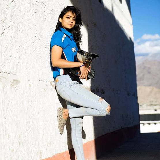 12वीं में हुई फेल तो पिता ने घर से निकाला, फिर बनीं बाइक राइडर