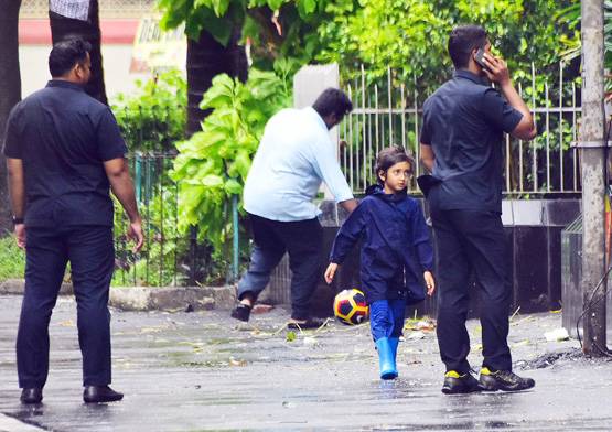 #MumbaiRains: बॉडीगार्ड्स संग आमिर खान के बेटे का फुटबॉल मैच