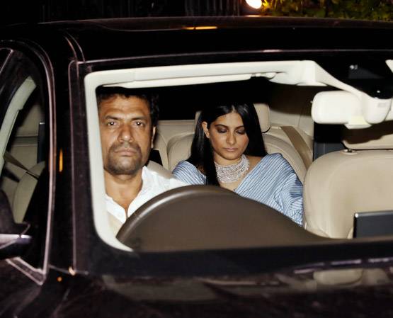 पार्टी में ऑफ शोल्डर गाउन में सोनम की आंनद संग एंट्री, PHOTOS