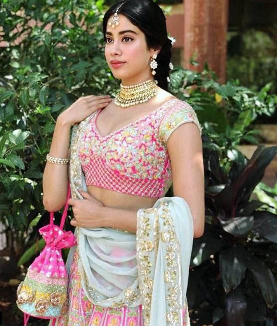 इन तस्वीरों में श्रीदेवी से कम नजर नहीं आ रहीं जाह्नवी