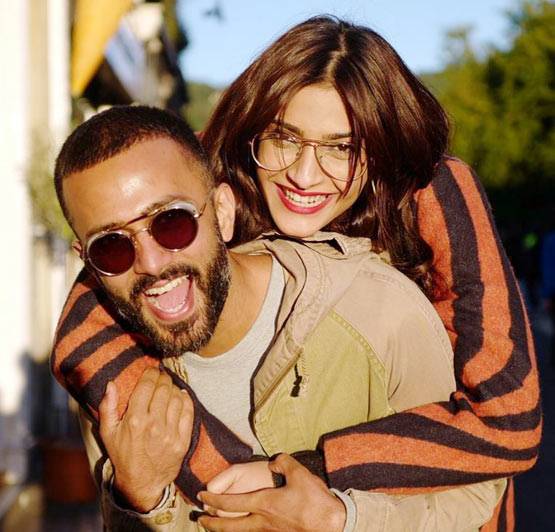 लंदन की सड़कों पर सोनम ने पति को यूं लगाया गले, तस्वीरें वायरल