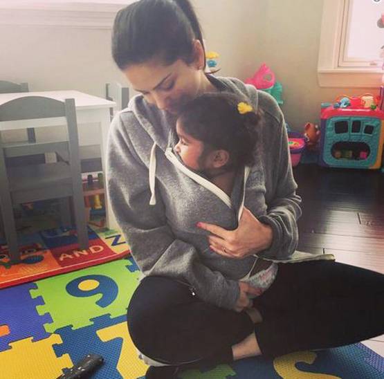 Viral: सनी लियोनी के पति ने जुड़वा बेटों संग शेयर की शर्टलेस फोटो