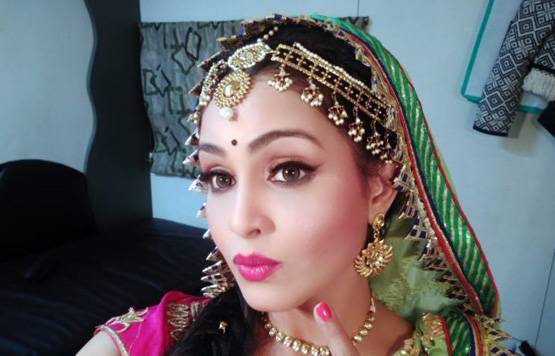 Beach पर स्वि‍मसूट नहीं तो क्या साड़ी पहनूं? अंगूरी भाभी का जवाब