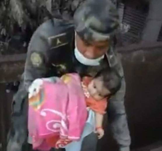 ग्वाटेमाला: ज्‍वालामुखी की आग की राख से जिंदा निकली बच्‍ची