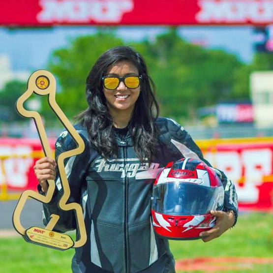 12वीं में हुई फेल तो पिता ने घर से निकाला, फिर बनीं बाइक राइडर