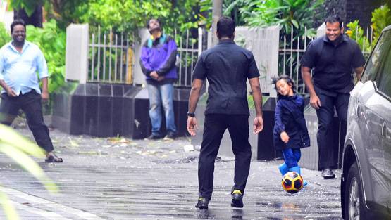 #MumbaiRains: बॉडीगार्ड्स संग आमिर खान के बेटे का फुटबॉल मैच