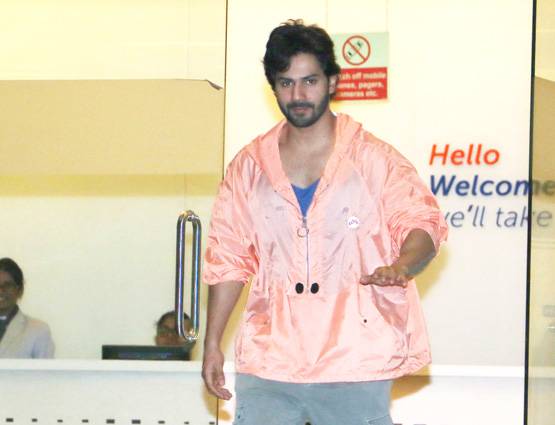 भाभी से मिलने अस्पताल पहुंचे वरुण, हाल ही में बने हैं चाचा