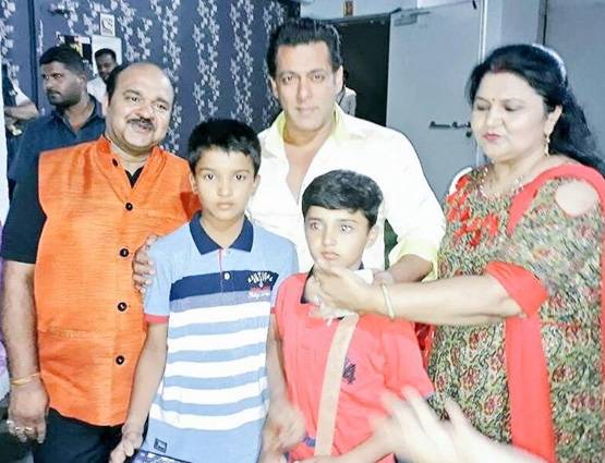 परिवार संग सलमान से मिले डब्बू अंकल, टि्वटर पर जाहिर की खुशी