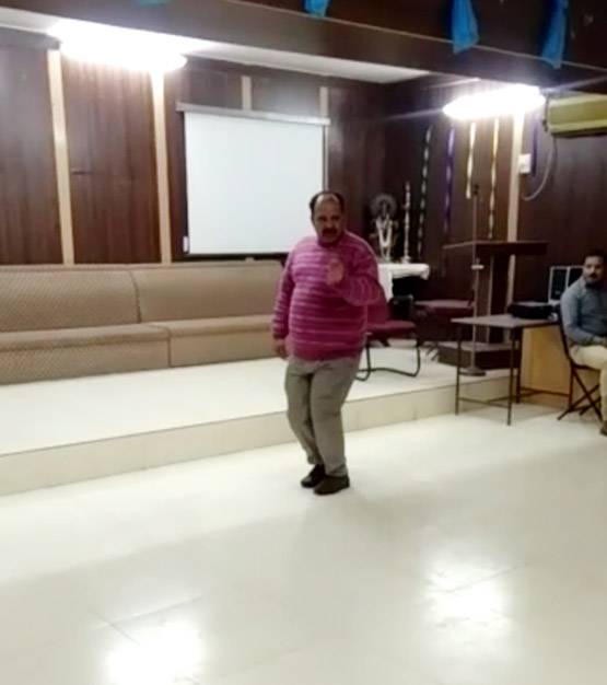 जानें- कॉलेज में कैसे प्रोफेसर हैं 'डांसर अंकल' संजीव श्रीवास्तव