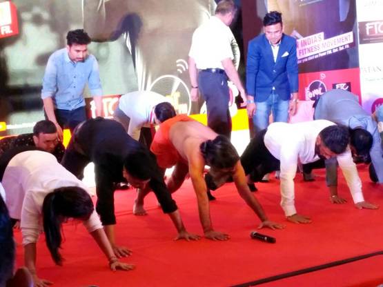 बाबा रामदेव के साथ सुनील शेट्टी ने कुछ ऐसे किया अनुलोम-विलोम