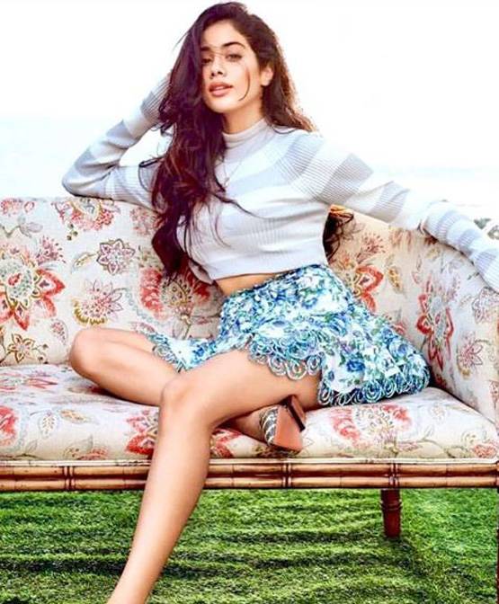 इन तस्वीरों में श्रीदेवी से कम नजर नहीं आ रहीं जाह्नवी