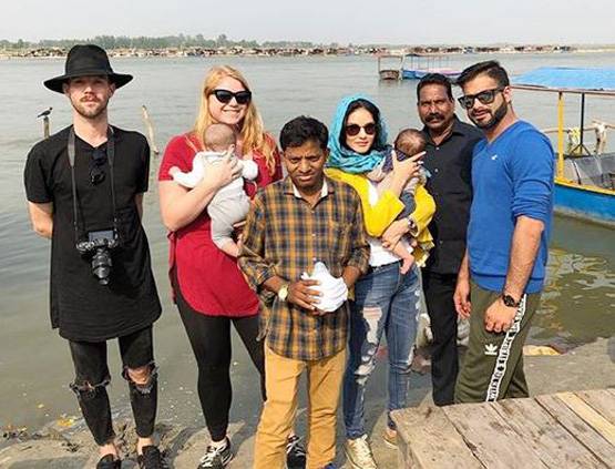 Viral: सनी लियोनी के पति ने जुड़वा बेटों संग शेयर की शर्टलेस फोटो