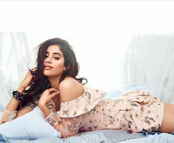 वेस्टर्न लुक में दिखा जाह्नवी का ग्लैमरस अंदाज, Viral हुईं तस्वीरें