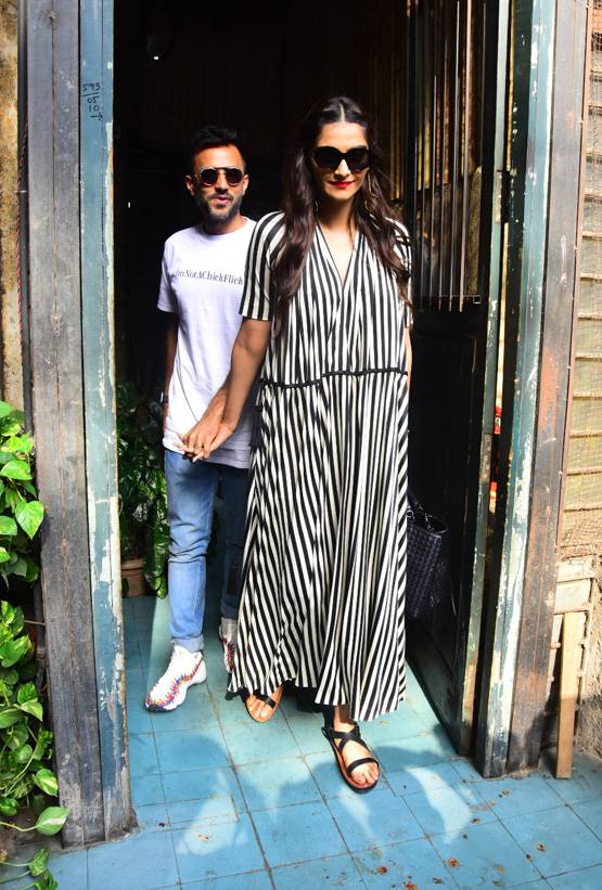 PHOTOS: पति संग कैफे पहुंचीं सोनम, मुंह छुपाते दिखे आनंद