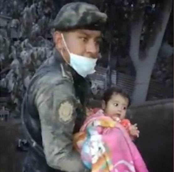 ग्वाटेमाला: ज्‍वालामुखी की आग की राख से जिंदा निकली बच्‍ची