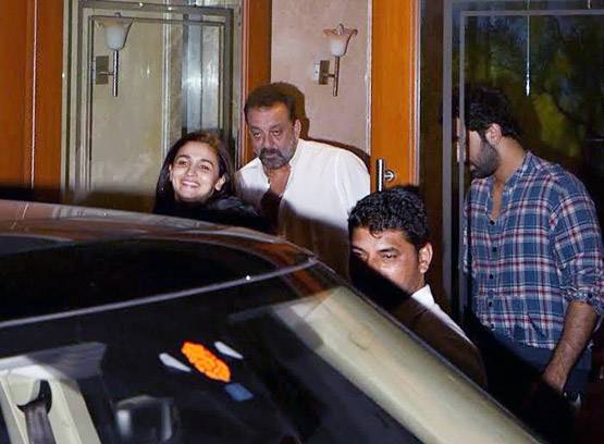 रणबीर-आलिया फिर दिखे साथ, संजय दत्त के घर पर हुए स्पॉट