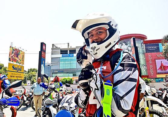 12वीं में हुई फेल तो पिता ने घर से निकाला, फिर बनीं बाइक राइडर