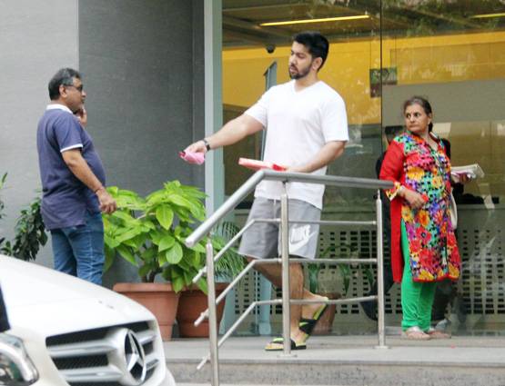 भाभी से मिलने अस्पताल पहुंचे वरुण, हाल ही में बने हैं चाचा