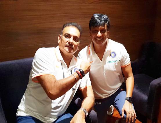 PHOTOS: ब्रिटेन दौरे पर गई टीम इंडिया, फ्लाइट में यूं की मस्ती