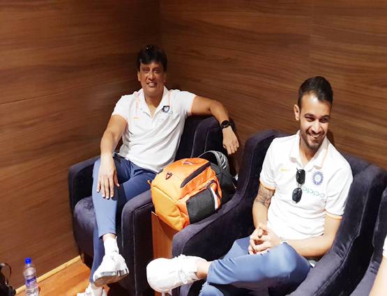 PHOTOS: ब्रिटेन दौरे पर गई टीम इंडिया, फ्लाइट में यूं की मस्ती