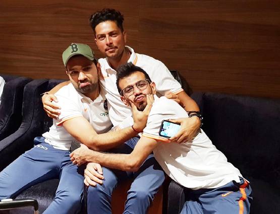 PHOTOS: ब्रिटेन दौरे पर गई टीम इंडिया, फ्लाइट में यूं की मस्ती