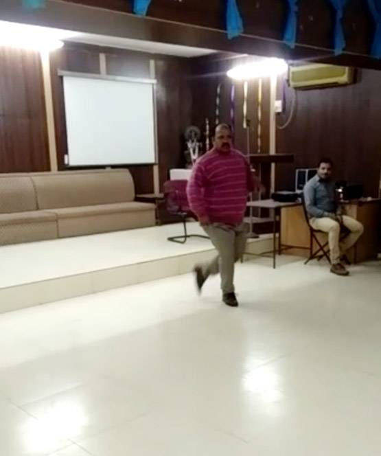 जानें- कॉलेज में कैसे प्रोफेसर हैं 'डांसर अंकल' संजीव श्रीवास्तव