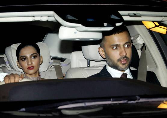 पार्टी में ऑफ शोल्डर गाउन में सोनम की आंनद संग एंट्री, PHOTOS