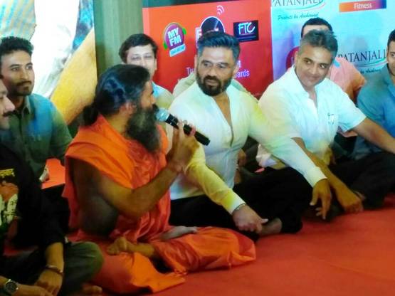 बाबा रामदेव के साथ सुनील शेट्टी ने कुछ ऐसे किया अनुलोम-विलोम