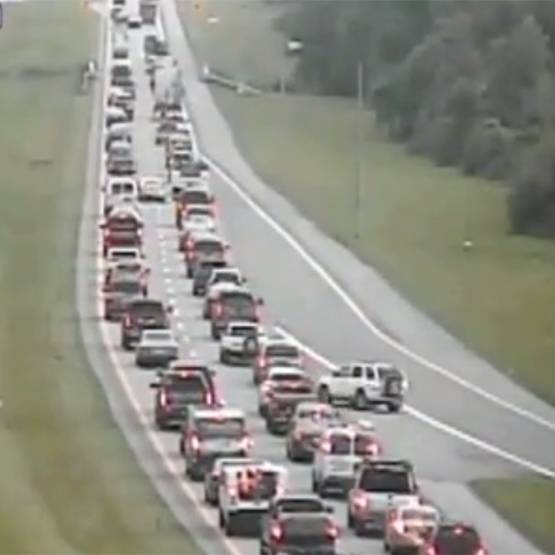 बिजी हाईवे पर कई KM तक रिवर्स में कार चलाता रहा ये ड्राइवर, देखें...