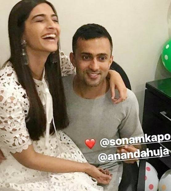 लंदन की सड़कों पर सोनम ने पति को यूं लगाया गले, तस्वीरें वायरल