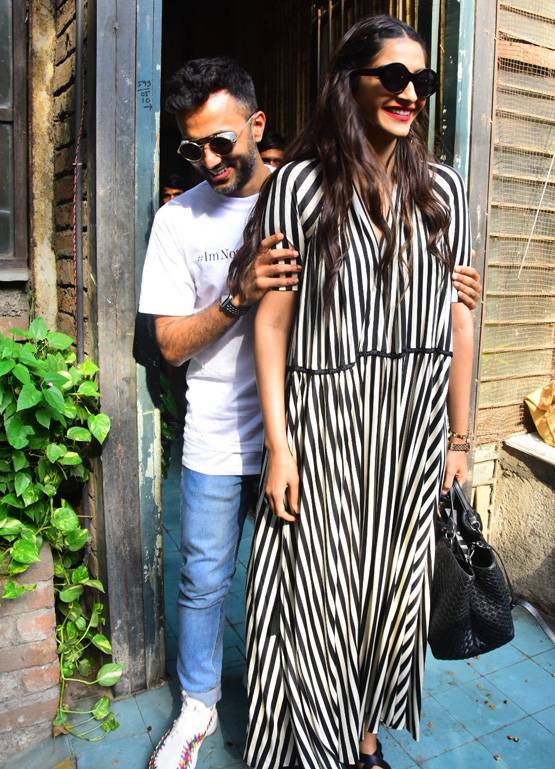 PHOTOS: पति संग कैफे पहुंचीं सोनम, मुंह छुपाते दिखे आनंद