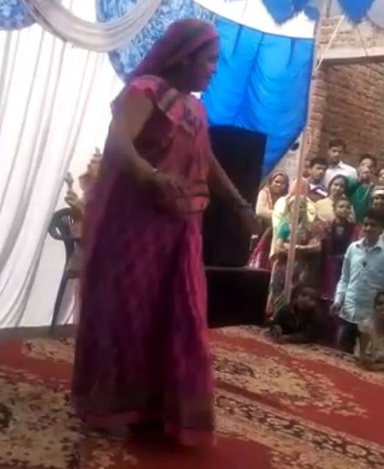 अब हनी सिंह के गाने पर आंटी का डांस वीडियो हुआ वायरल!