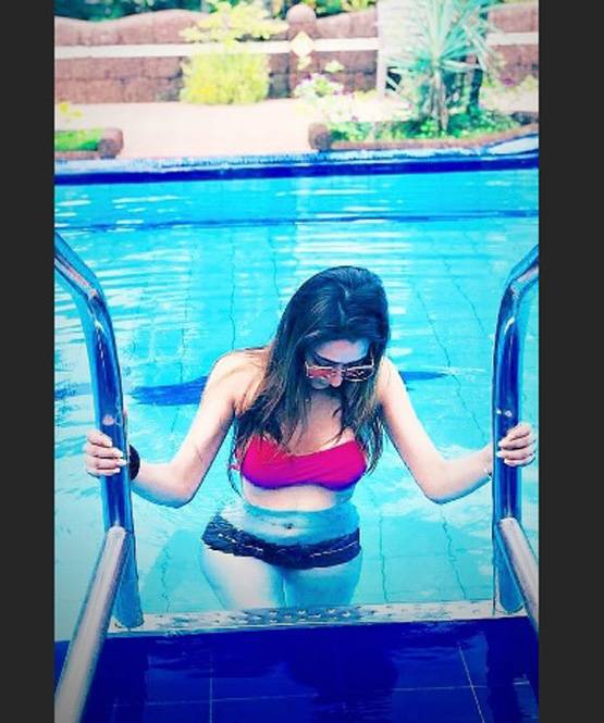 बाथटब वीड‍ियो के बाद सामने आईं सारा खान की बिकनी PHOTOS