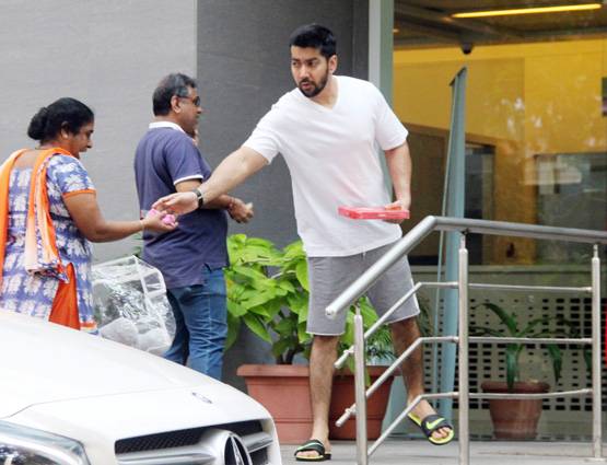 भाभी से मिलने अस्पताल पहुंचे वरुण, हाल ही में बने हैं चाचा