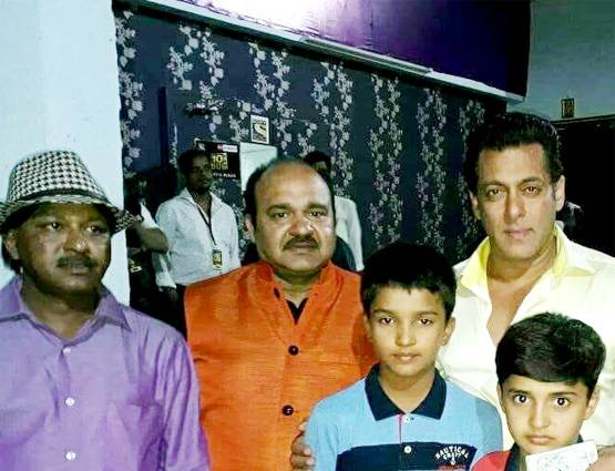परिवार संग सलमान से मिले डब्बू अंकल, टि्वटर पर जाहिर की खुशी