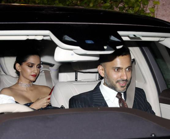 पार्टी में ऑफ शोल्डर गाउन में सोनम की आंनद संग एंट्री, PHOTOS