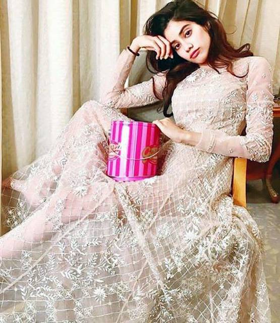 इन तस्वीरों में श्रीदेवी से कम नजर नहीं आ रहीं जाह्नवी