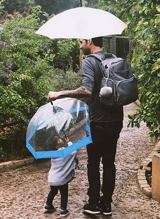 Viral: सनी लियोनी के पति ने जुड़वा बेटों संग शेयर की शर्टलेस फोटो