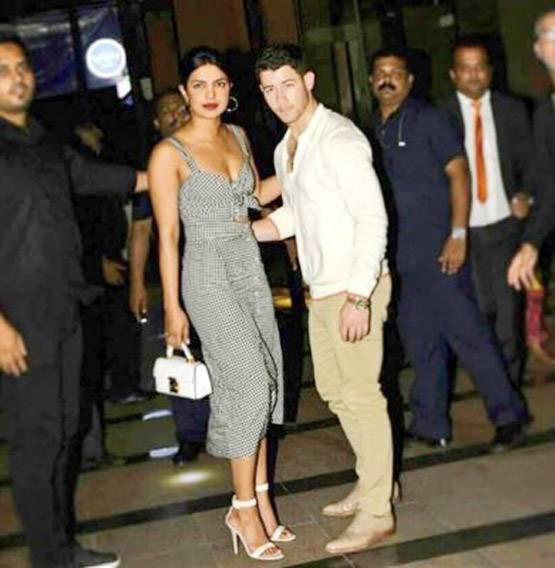 PHOTOS: निक के स्वागत में प्रियंका की पार्टी, पहुंचे ये मेहमान