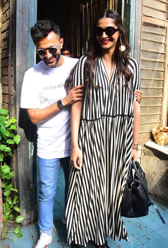 PHOTOS: पति संग कैफे पहुंचीं सोनम, मुंह छुपाते दिखे आनंद