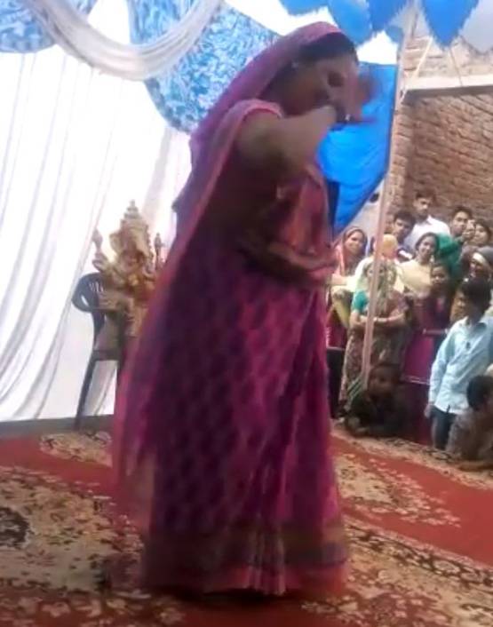 अब हनी सिंह के गाने पर आंटी का डांस वीडियो हुआ वायरल!