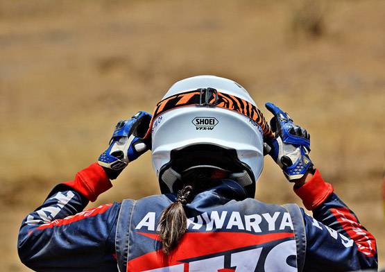 12वीं में हुई फेल तो पिता ने घर से निकाला, फिर बनीं बाइक राइडर