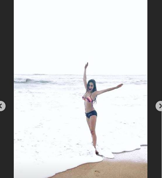 बाथटब वीड‍ियो के बाद सामने आईं सारा खान की बिकनी PHOTOS