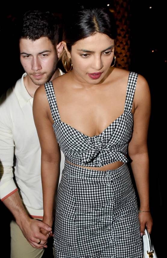 सगाई की चर्चा, एक जैसी रिंग पहने दिखे प्रियंका-निक, PHOTOS