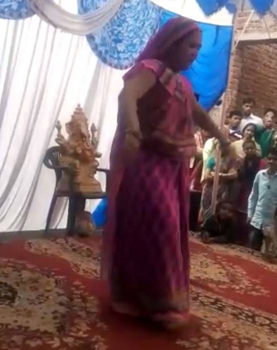 अब हनी सिंह के गाने पर आंटी का डांस वीडियो हुआ वायरल!