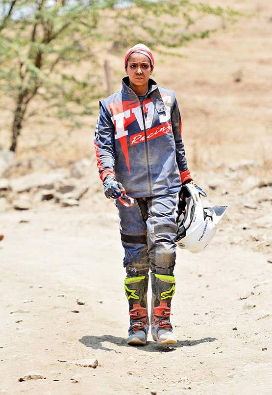 12वीं में हुई फेल तो पिता ने घर से निकाला, फिर बनीं बाइक राइडर