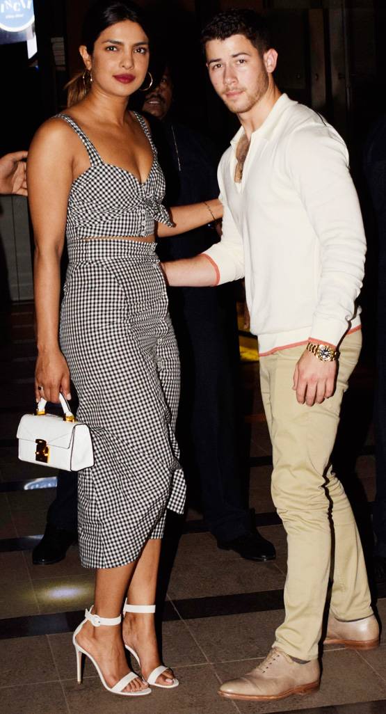 सगाई की चर्चा, एक जैसी रिंग पहने दिखे प्रियंका-निक, PHOTOS